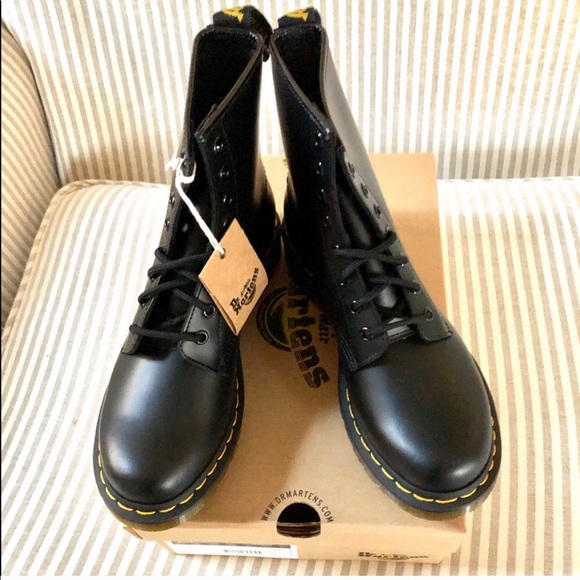 Dr. Martens Shoes - NIB Dr. Martens Smooth 1460W